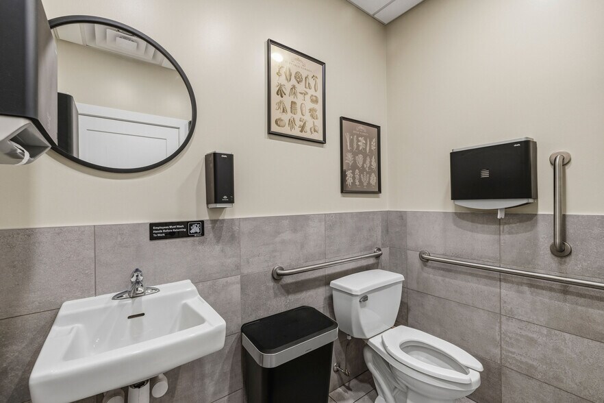 More Photos Of 402 Center St, Lewiston Restaurant For Lease