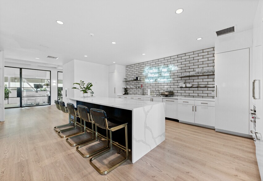 More Photos Of 909 W Laurel St, San Diego Office For Sale