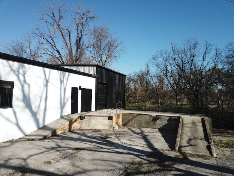 More Photos Of 1004 Old Tree Ct, Nashville Light Manufacturing For Sale