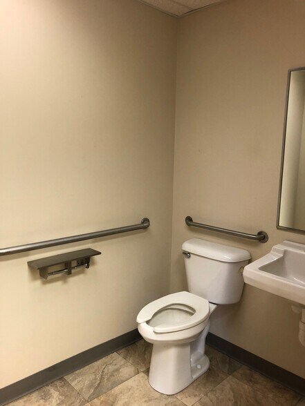 More Photos Of 5745 Essen Ln, Baton Rouge Office For Lease