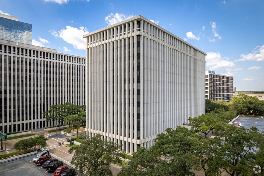 More Photos Of 2 Greenway Plz, Houston Office For Lease