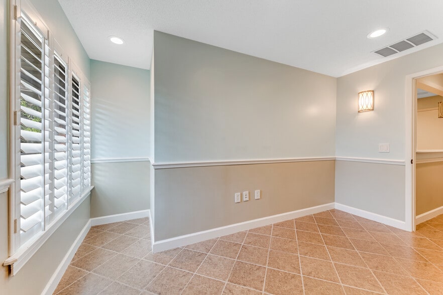 More Photos Of 555 W Granada Blvd, Ormond Beach Loft Creative Space For Sale