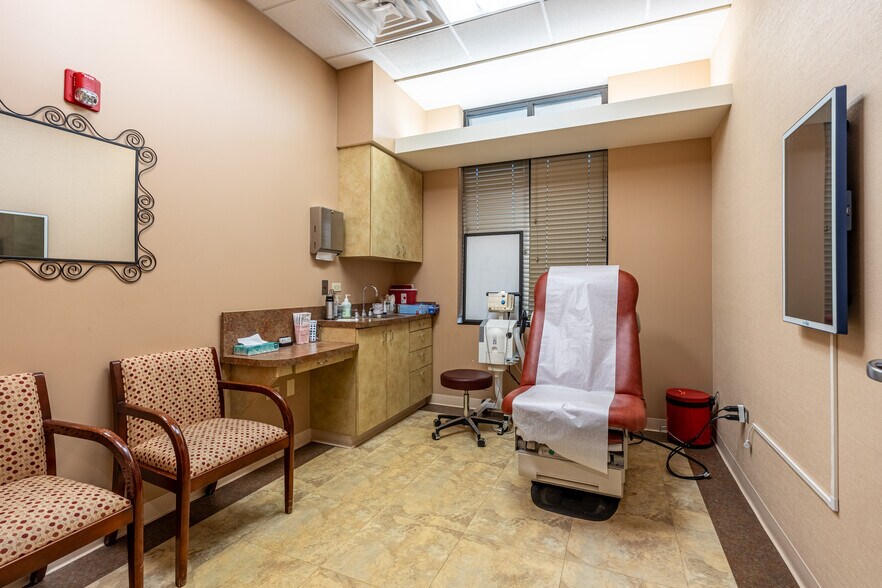 More Photos Of 16105 S La Grange Rd, Orland Park Medical For Lease
