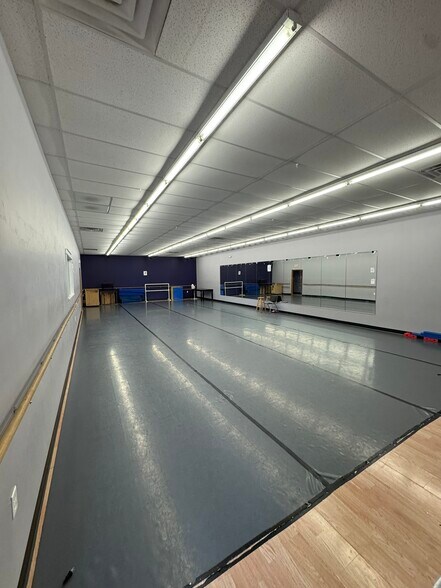 More Photos Of 728 Schelfhout Ln, Kimberly Freestanding For Lease