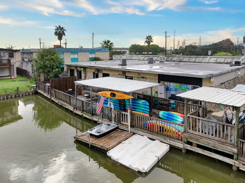 More Photos Of 616-624 Marina Bay Dr, Kemah Storefront For Sale