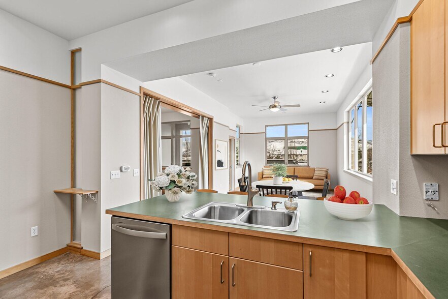 More Photos Of 2205 Ashland St, Ashland Storefront Retail Office For Sale