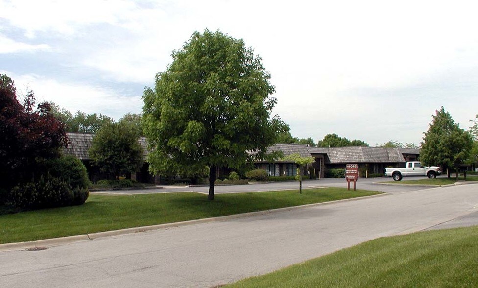 More Photos Of 14045 W Petronella Dr, Libertyville Office For Sale