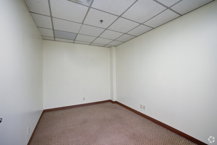 More Photos Of 333 Waller Ave, Lexington Medical For Lease