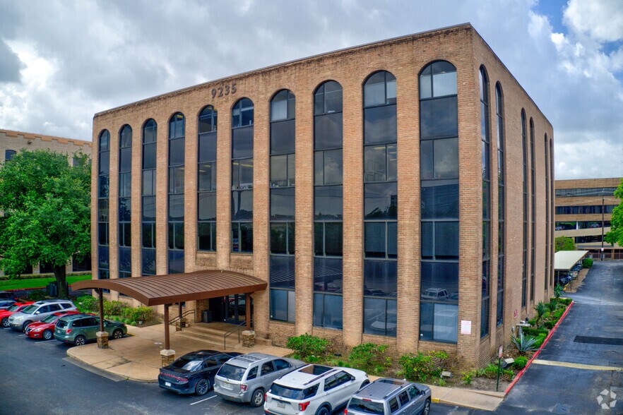 More Photos Of 9235 Katy Fwy, Houston Office For Lease