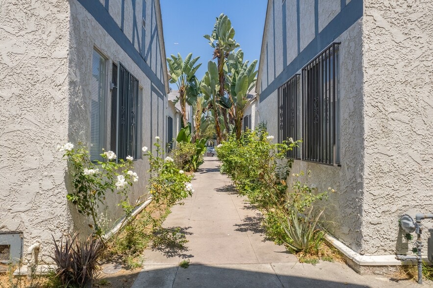 More Photos Of 526-534 W 47th St, Los Angeles Apartments For Sale