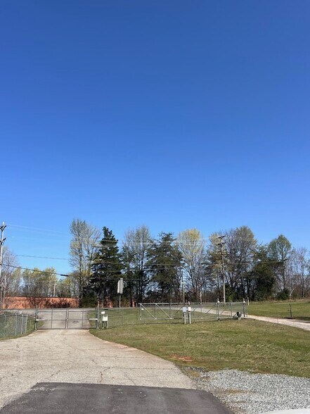 More Photos Of 1585 Gable St, High Point Warehouse For Lease