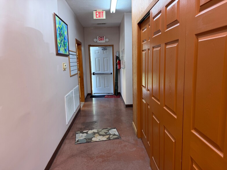 More Photos Of 1651 S 11th St, Nebraska City Showroom For Sale