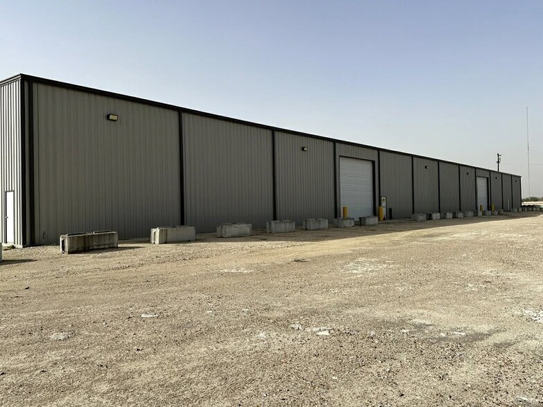 More Photos Of 236 Industrial Park Dr, Victoria Warehouse For Lease