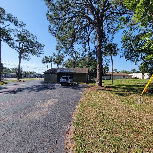 More Photos Of 7939 Leo Kidd Ave, Port Richey Flex For Lease