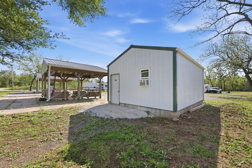 More Photos Of 74 2nd St, Moran Trailer Camper Park For Sale