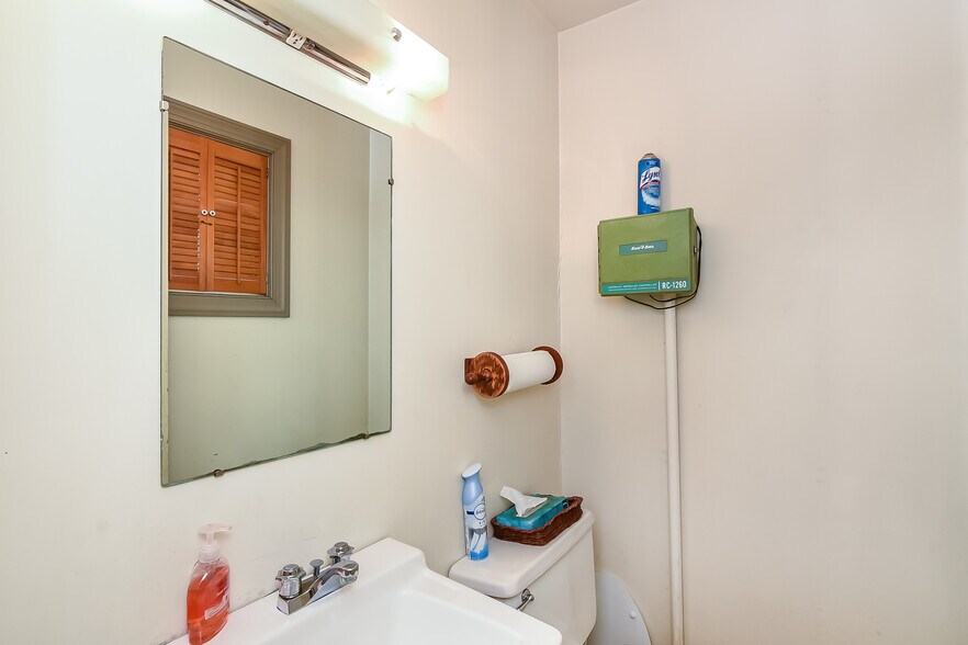 More Photos Of 1900 E Parham Rd, Henrico Office For Sale