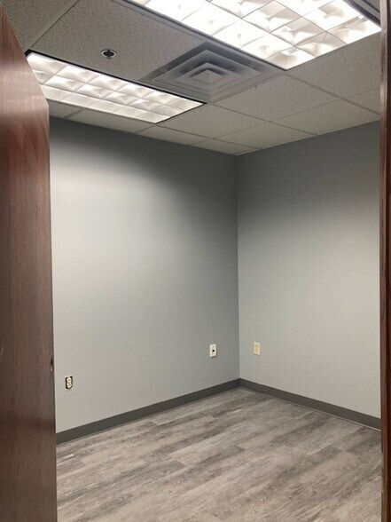 More Photos Of 2020 Front St, Cuyahoga Falls Office Residential For Sale