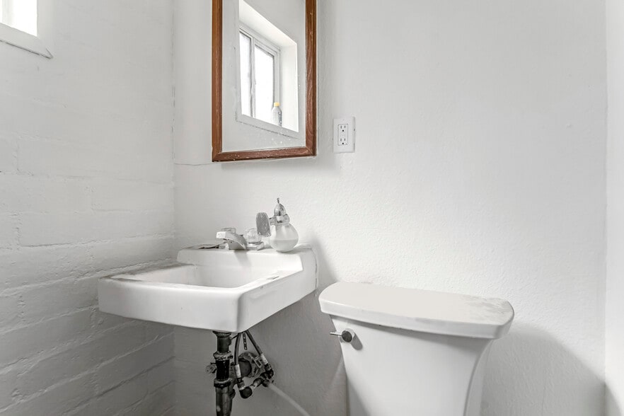 More Photos Of 14117-14123 Bessemer St, Van Nuys Warehouse For Lease