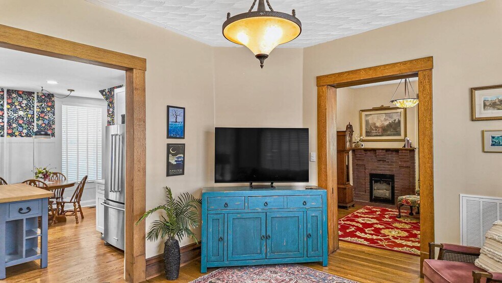 More Photos Of 323 Ballengee St, Hinton Office For Sale