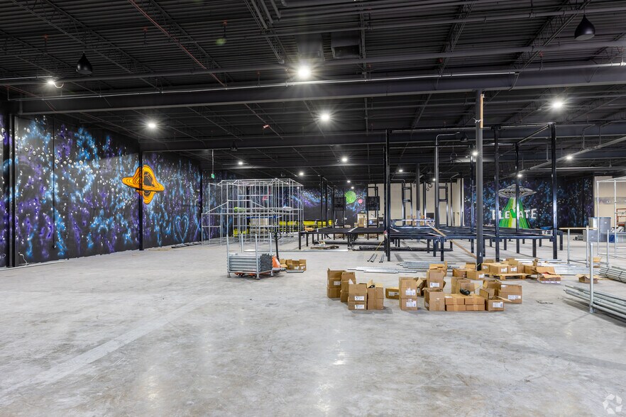 More Photos Of 2508-2520 Airport Rd, Colorado Springs General Retail For Sale