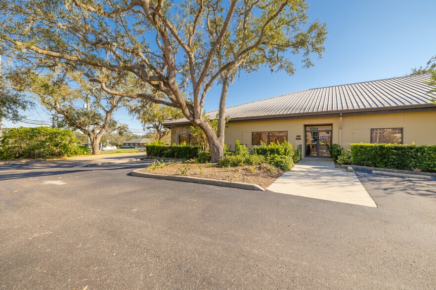 More Photos Of 3170 N McMullen Booth Rd, Clearwater Schools For Lease