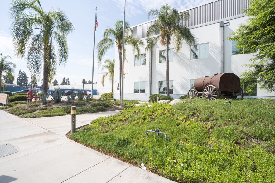 More Photos Of 925 S Lakeview Ave, Placentia Industrial For Sale