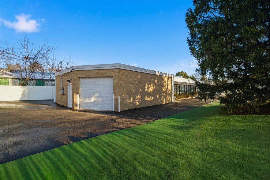 More Photos Of 836 Skokie Blvd, Northbrook Office For Sale