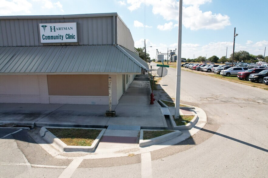 More Photos Of 108 E San Patricio Ave, Mathis Storefront For Sale