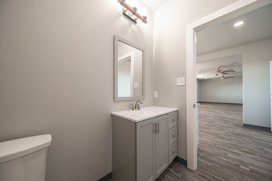 More Photos Of 14010 W Silver Fox Trl, Odessa Warehouse For Lease