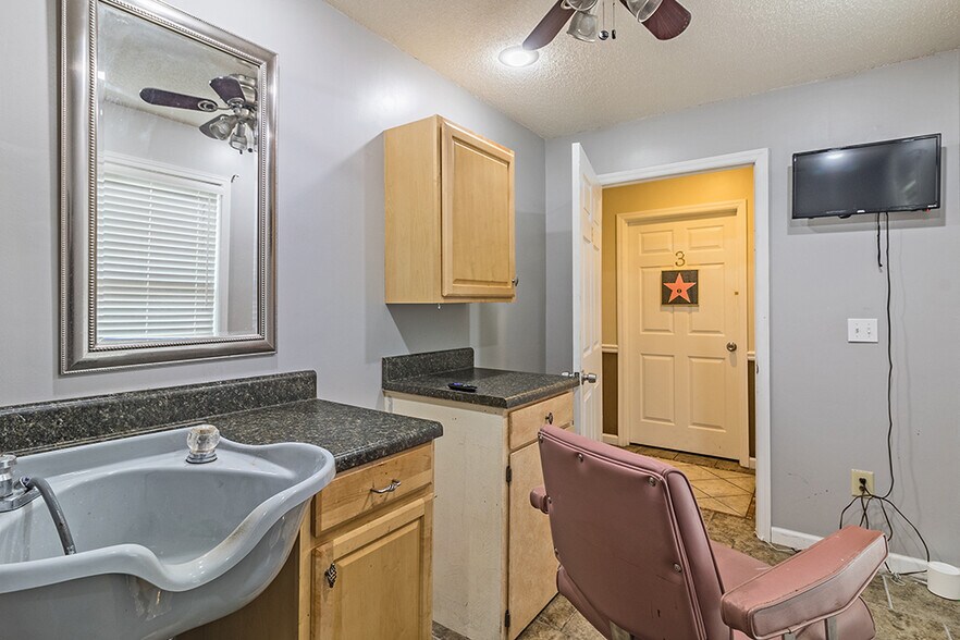 More Photos Of 4849 Mercer University Dr, Macon-Bibb Storefront For Sale