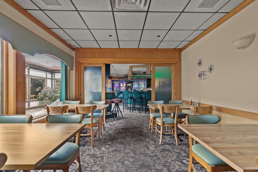 More Photos Of 1101 W North Ave, Little Chute Restaurant For Lease
