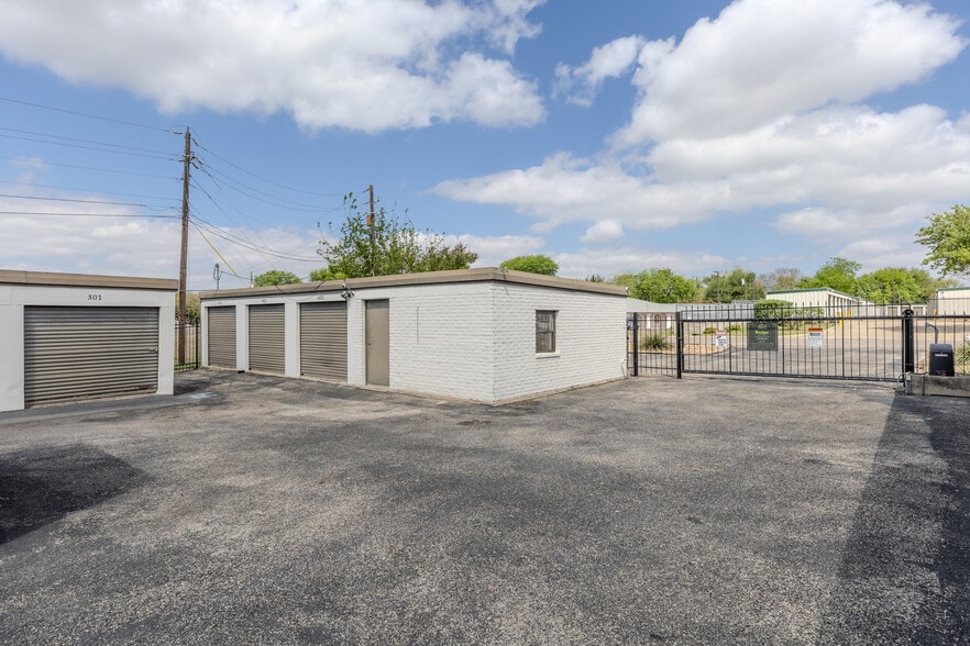 More Photos Of 209 Commercial Dr, Taylor Self Storage For Sale