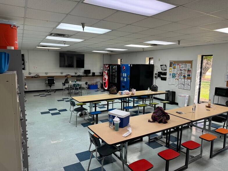 More Photos Of 100 Rus Dr, Calhoun Warehouse For Lease