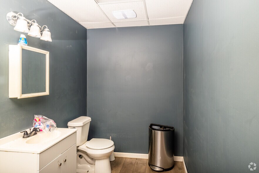 More Photos Of 1415 S Elm St, High Point Warehouse For Sale