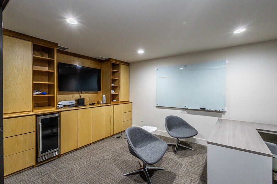 More Photos Of 302 Crossroads Loop, Laredo Office For Lease