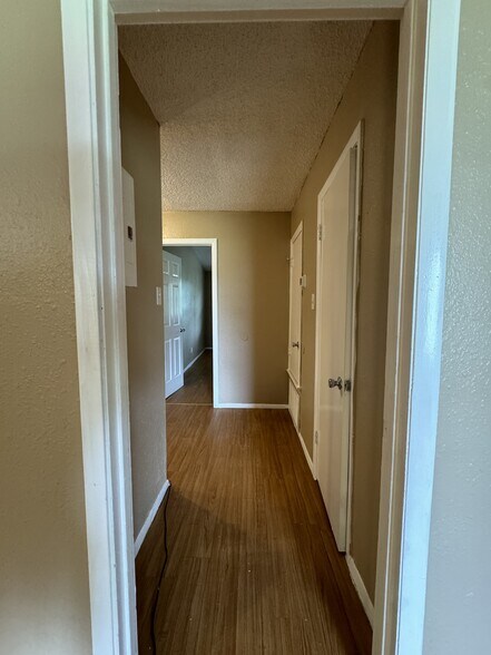 More Photos Of 304-330 S Hill St, Burnet Apartments For Sale