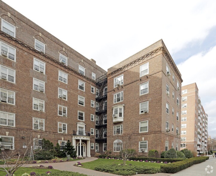 More Photos Of 6940 108th St, Flushing Apartments For Lease