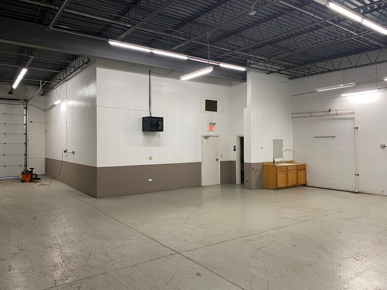More Photos Of 1050 Ensell Rd, Lake Zurich Industrial For Sale