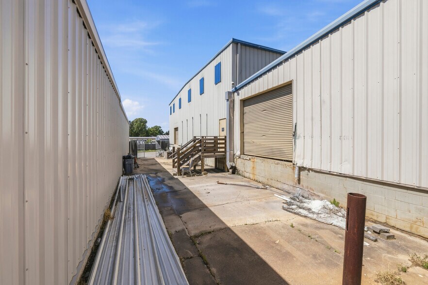 More Photos Of 966 Greensboro Rd, Eatonton Flex For Lease