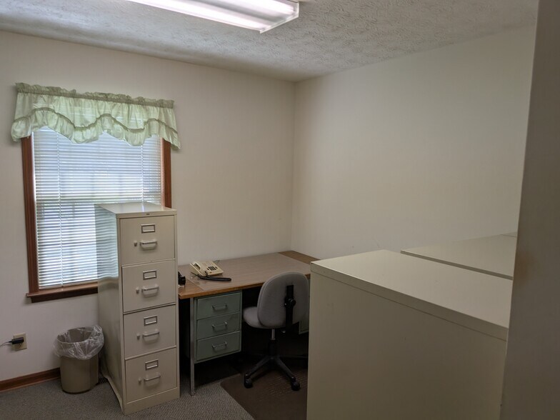 More Photos Of 380 Browns Ln, Coshocton Office For Lease