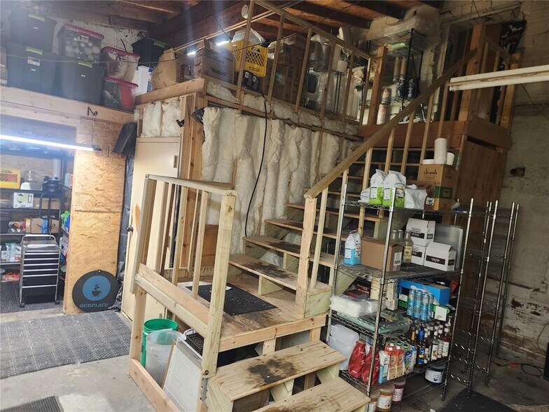 More Photos Of 318 Locust St NE, Blairstown Flex For Sale