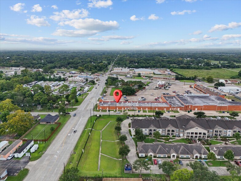 More Photos Of 12408 Highway 6, Santa Fe Freestanding For Lease