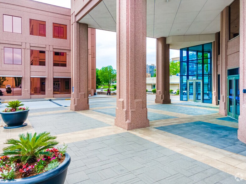 More Photos Of 4717 Grand Ave, Kansas City Office For Lease
