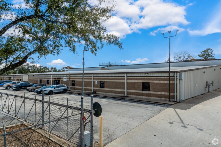 More Photos Of 6080 Hooton St, Houston Warehouse For Sale
