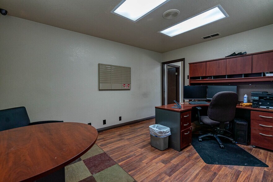 More Photos Of 39126-39130 3rd St E, Palmdale Service For Sale