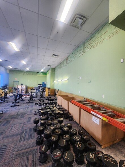 More Photos Of 512-586 S Chambers Rd, Aurora Storefront For Lease