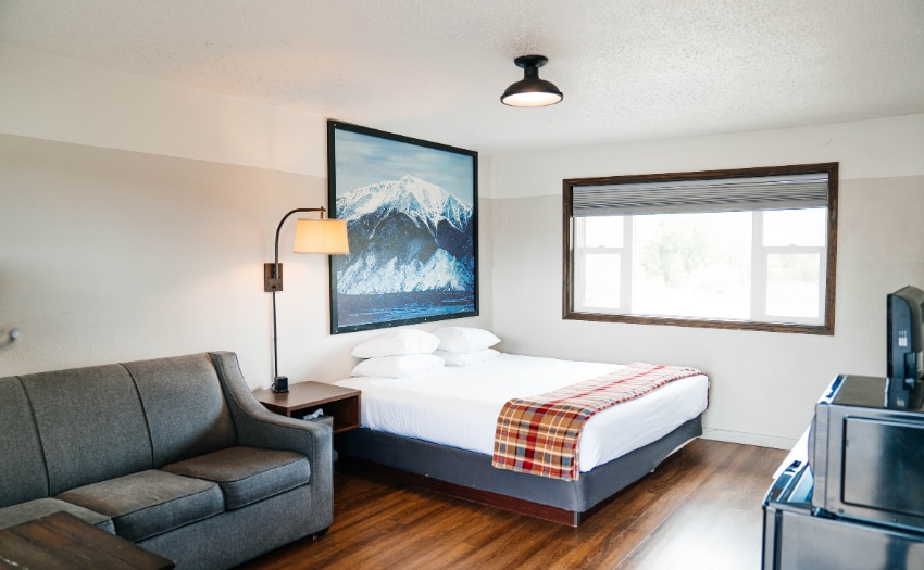 More Photos Of 525 W Rainbow Blvd, Salida Hotel For Sale