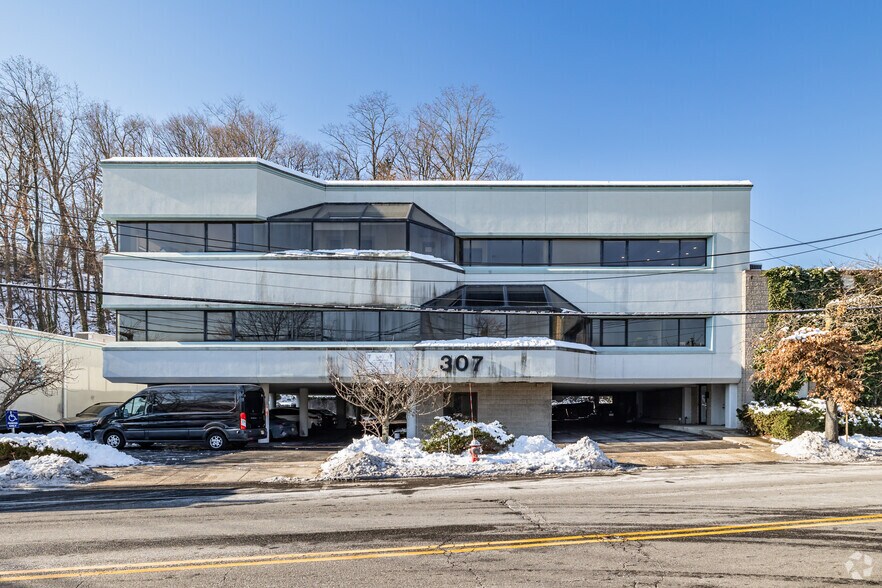 More Photos Of 307 E Shore Rd, Great Neck Medical For Lease
