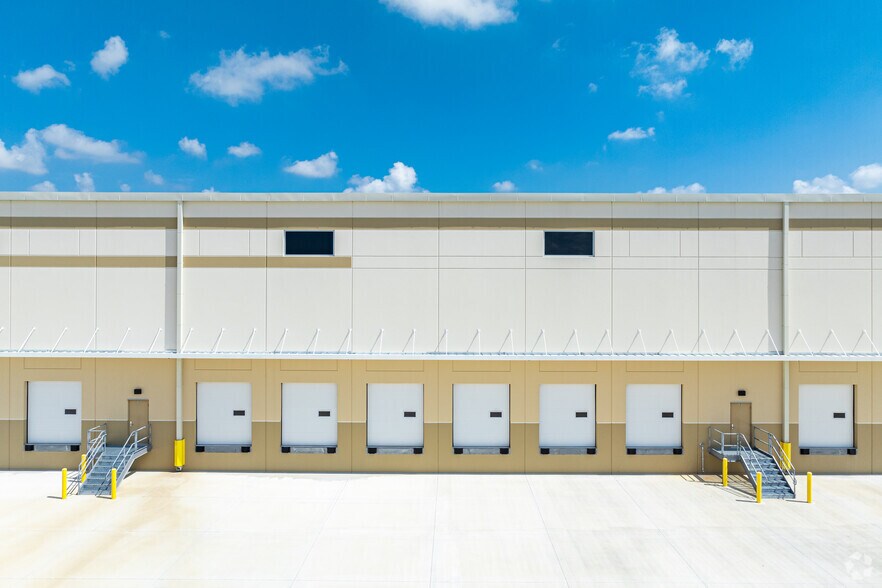 More Photos Of 16500 Oriole Rd, Fort Myers Industrial For Lease