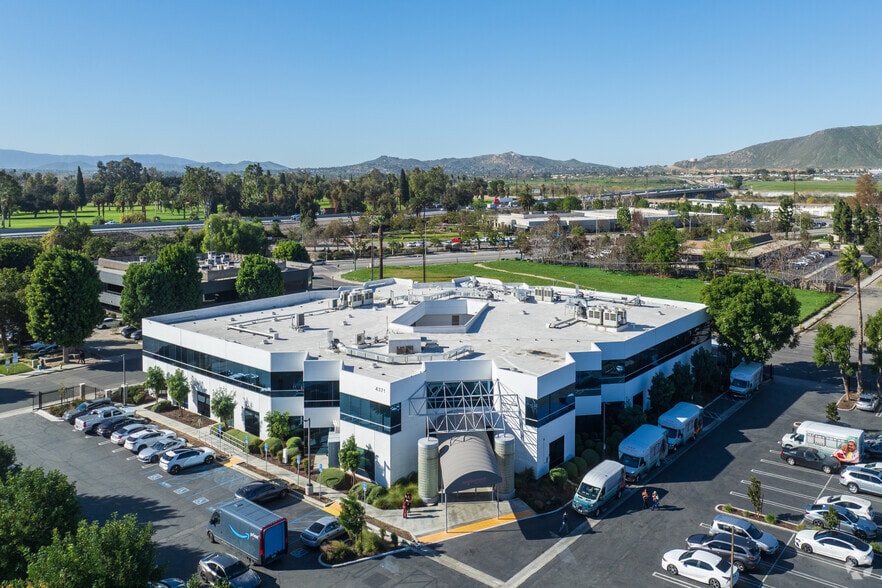 More Photos Of 4371 Latham St, Riverside Medical For Sale